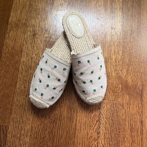 Kate Spade Beige Pineapple Embroidered Slippers